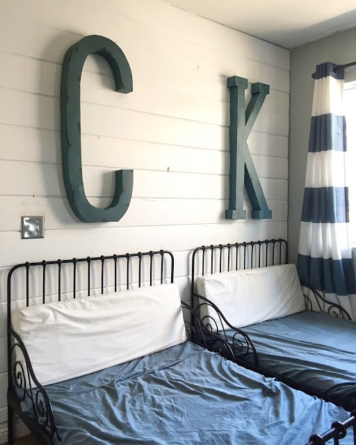 vintage farmhouse decorating ideas with big letters