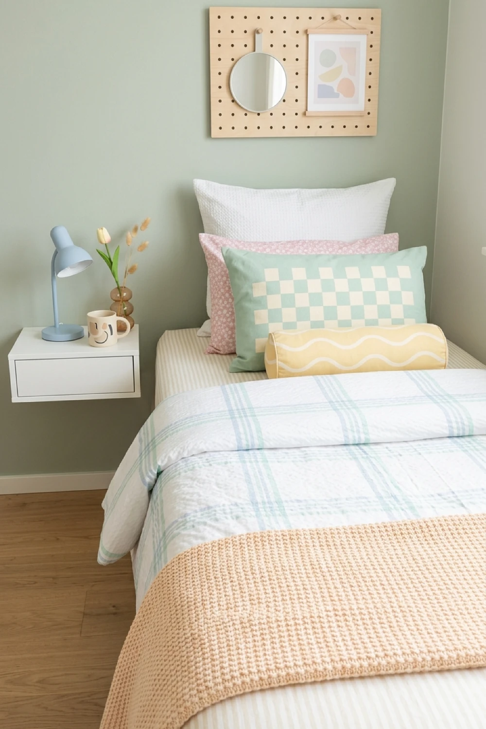 21-cozy-dorm-bedding-ideas-to-transform-your-tiny-space-pastel-checkerboard-play.webp